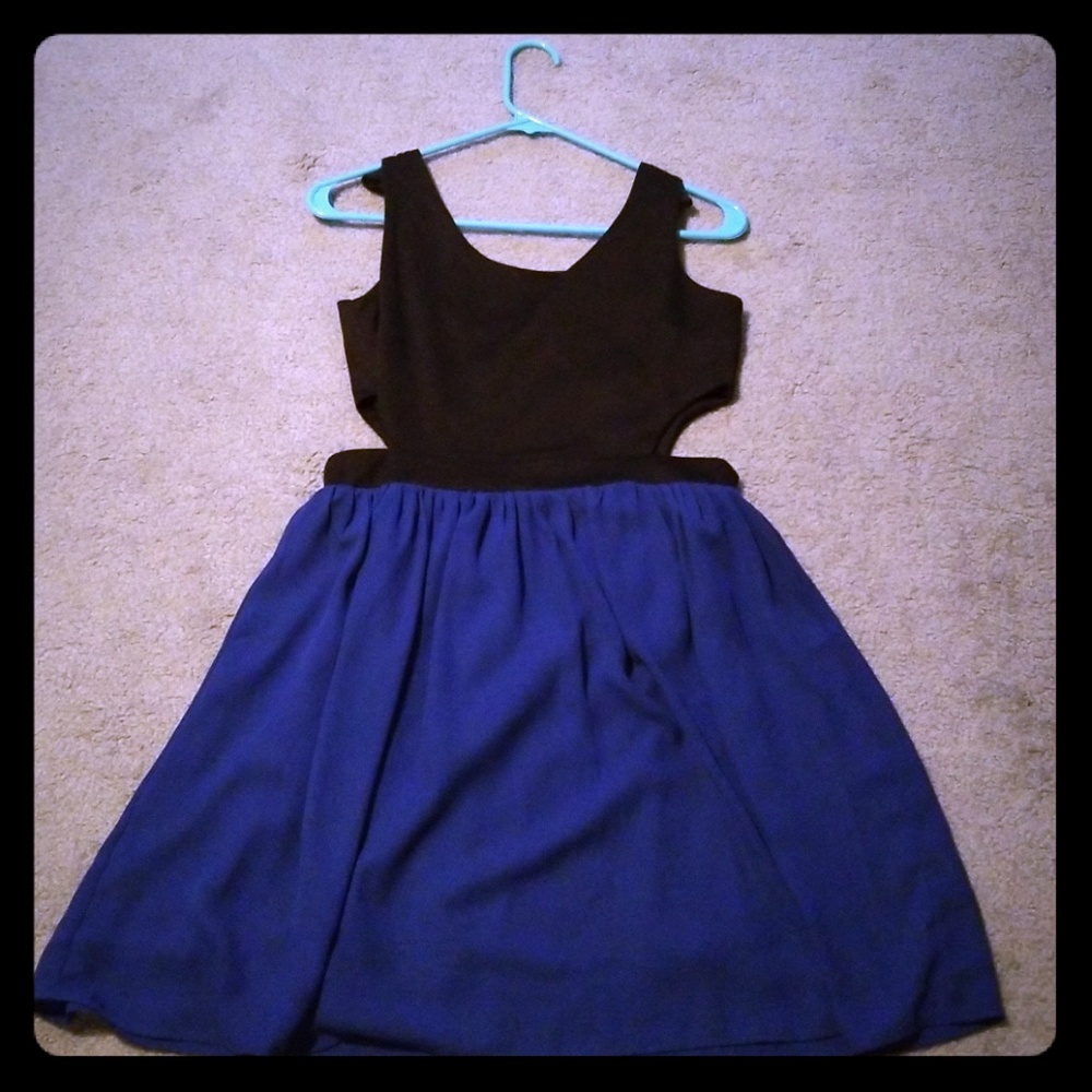 Black and blue cut out dress - Picture 3 of 5